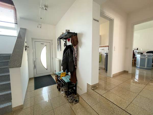 Familien aufgepasst! Großzügiges Einfamilienhaus mit toller Terrasse und Lagerfläche im Keller. — Bild 3 von 25