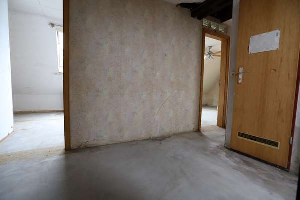 Sanierungsbedürftiges 1-3 Familienhaus mit Scheune & großem Innenhof — Bild 49 von 55