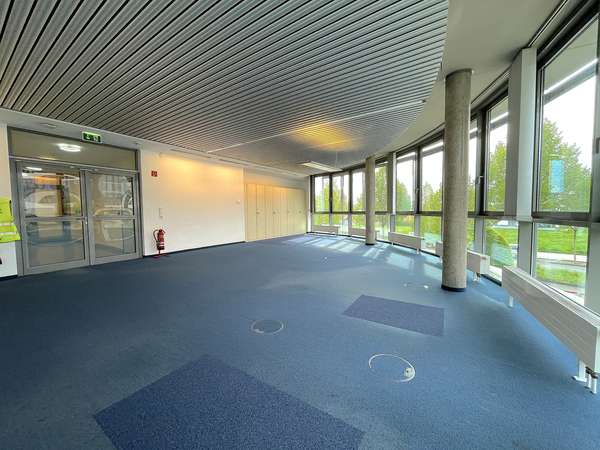 Lichtdurchflutetes Büro mit Blick auf den Telco Kreisel in Idstein! — Bild 7 von 14