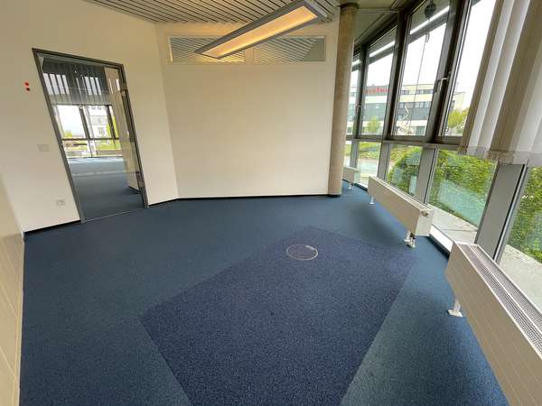 Lichtdurchflutetes Büro mit Blick auf den Telco Kreisel in Idstein! — Bild 11 von 14