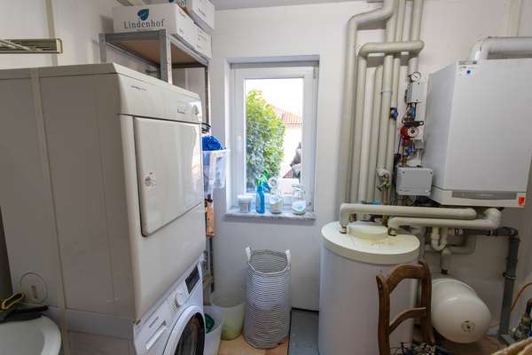 Familienfreundliches Einfamilienhaus auf 2 Ebenen mit großer Terrasse, Garten und Garage — Bild 17 von 18