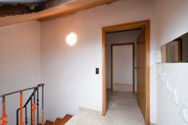 Viel Platz, viele Möglichkeiten: 2 Familienhaus mit großem Gartenparadies — Bild 18 von 32
