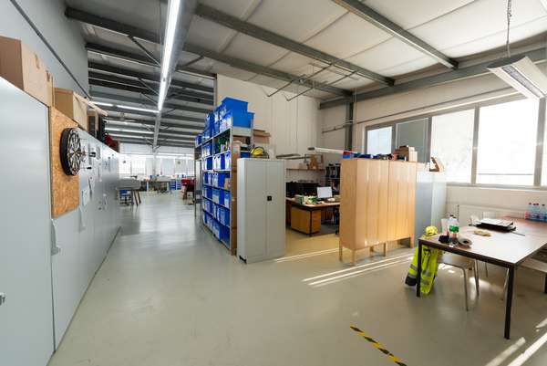 Attraktive Gewerbehalle mit Büroräumen und Stellplätzen — Bild 12 von 33