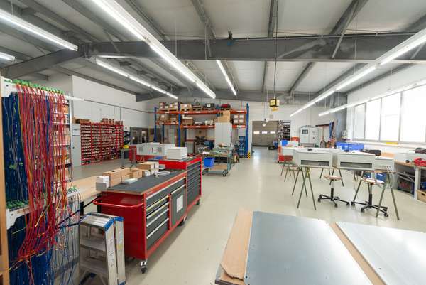 Attraktive Gewerbehalle mit Büroräumen und Stellplätzen — Bild 17 von 33