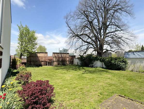 Historisches Mehrfamilienhaus mit drei Einheiten, großem Garten und Entwicklungspotenzial — Bild 24 von 25