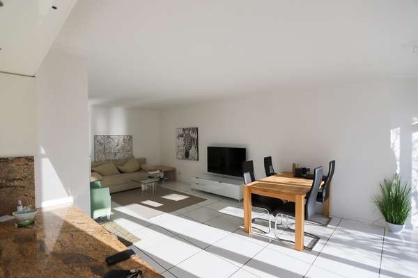 Helle Erdgeschosswohnung mit Terrasse und Garten! — Bild 2 von 15
