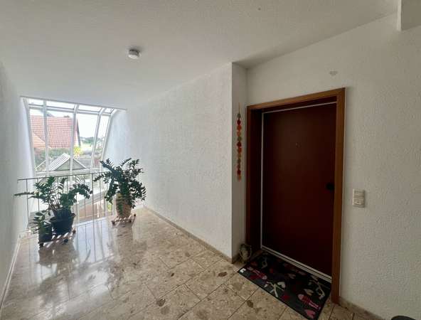 Wohlfühlort: Sonnige 3-Zimmerwohnung mit Tiefgaragenplatz in begehrter Hechtsheimer Feldrandlage — Bild 12 von 14