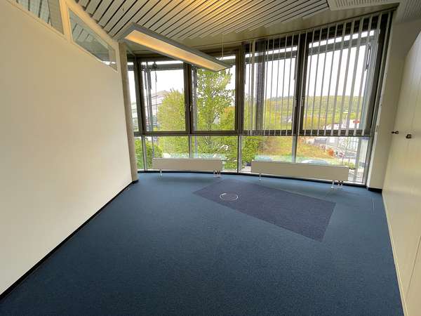Lichtdurchflutetes Büro mit Blick auf den Telco Kreisel in Idstein! — Bild 10 von 14