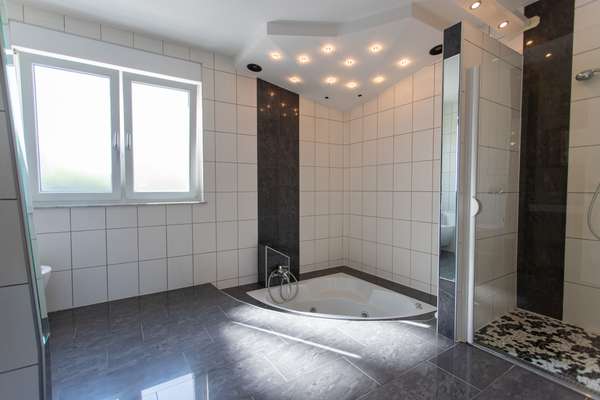 Großzügiges Einfamilienhaus in ländlicher Idylle von Guntersblum! — Bild 10 von 26
