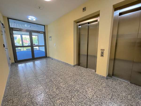 Lichtdurchflutetes Büro mit Blick auf den Telco Kreisel in Idstein! — Bild 6 von 14