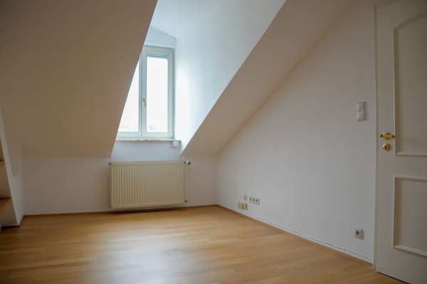 Einzigartige 3 ZKB Dachgeschosswohnung mit toller Aussicht — Bild 11 von 14