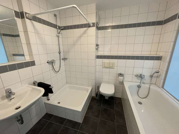 Loftfeeling auf zwei Ebenen – außergewöhnliche Maisonette mit großem Balkon — Bild 7 von 9