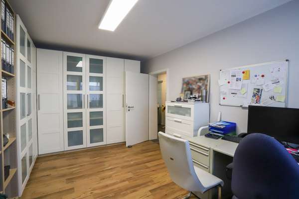 Gepflegtes Mehrfamilienhaus mit 3 Wohnungen im tollen Essenheim! — Bild 12 von 23