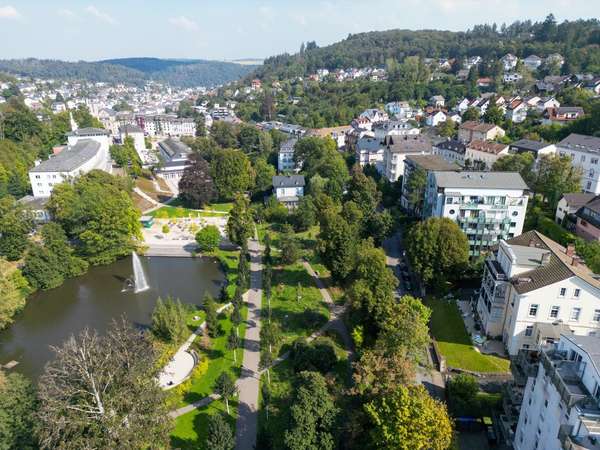 Sonnige 3-Zimmerwohnung mit 2 Balkonen direkt am Kurpark in Bad Schwalbach! — Bild 2 von 21