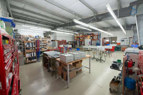 Attraktive Gewerbehalle mit Büroräumen und Stellplätzen — Bild 16 von 33