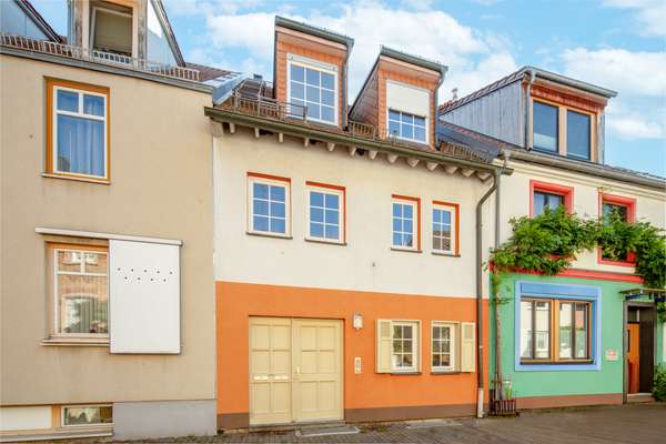 Urbanes Wohnen & ein hohes Maß an Lebensqualität: Charmantes Einfamilienhaus mit Einliegerwohnung — Bild 4 von 31