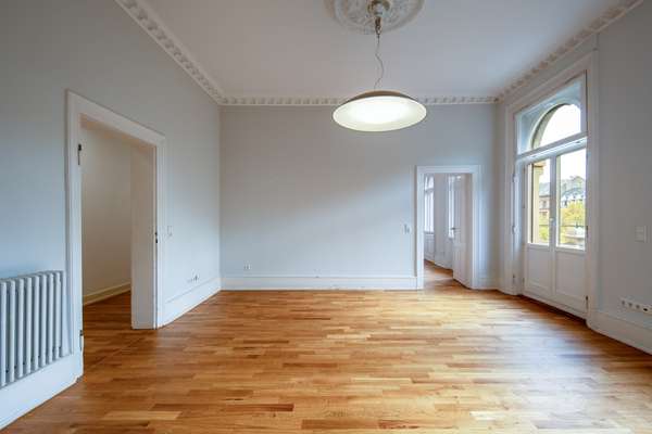 Stilvolle Altbauetage in denkmalgeschütztem Prachtbau – Exklusives Wohnen in bester Mainzer Lage — Bild 28 von 33
