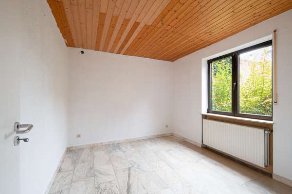 Viel Platz, viele Möglichkeiten: 2 Familienhaus mit großem Gartenparadies — Bild 27 von 32