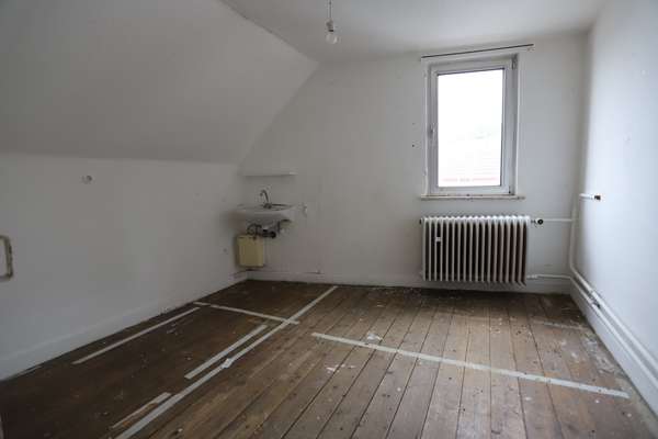 Sanierungsbedürftiges 1-3 Familienhaus mit Scheune & großem Innenhof — Bild 52 von 55