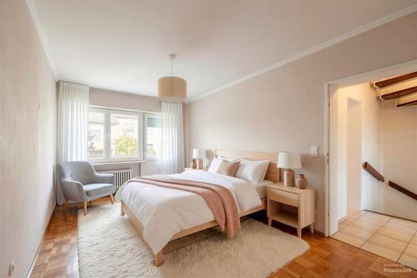 Raumwunder mit ausgebautem Dachgeschoss – Reihenmittelhaus mit Gestaltungspotential — Bild 14 von 32