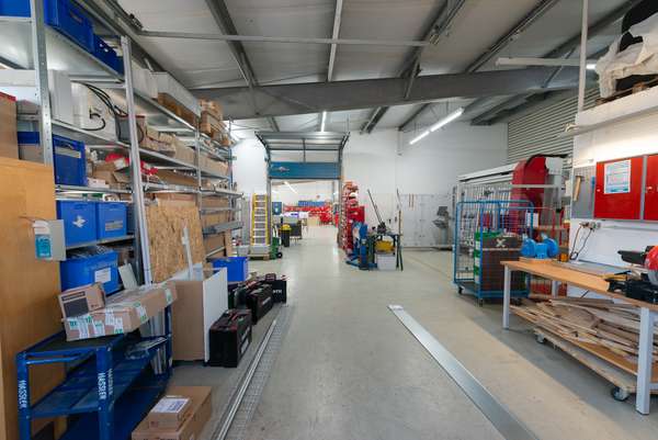 Attraktive Gewerbehalle mit Büroräumen und Stellplätzen — Bild 11 von 33