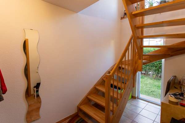 Familienfreundliches Einfamilienhaus auf 2 Ebenen mit großer Terrasse, Garten und Garage — Bild 7 von 18