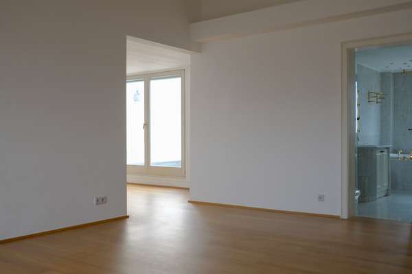 Einzigartige 3 ZKB Dachgeschosswohnung mit toller Aussicht — Bild 3 von 14