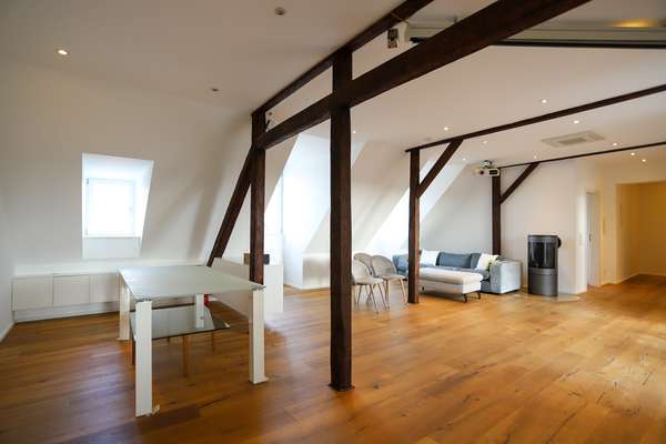 Wunderschöne, loftartige Dachgeschosswohnung in kernsaniertem Altbau! — Bild 3 von 15