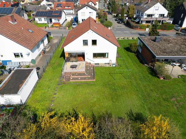 Charmantes freistehendes Einfamilienhaus in beliebter Lage von Harxheim! — Bild 2 von 21