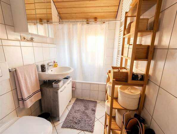 Helle Dachgeschosswohnung mit Wohnküche und Balkon mit Blick ins Grüne — Bild 10 von 13