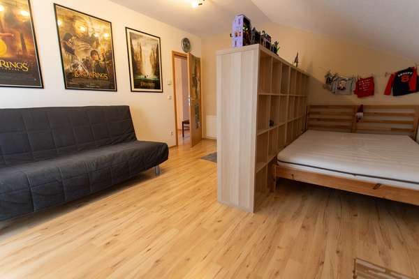 Familienfreundliches Einfamilienhaus auf 2 Ebenen mit großer Terrasse, Garten und Garage — Bild 14 von 18
