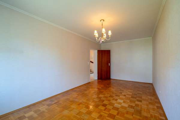 Raumwunder mit ausgebautem Dachgeschoss – Reihenmittelhaus mit Gestaltungspotential — Bild 20 von 32