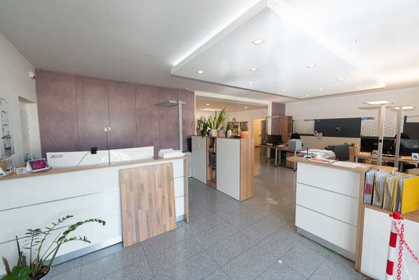Attraktive Gewerbehalle mit Büroräumen und Stellplätzen — Bild 22 von 33