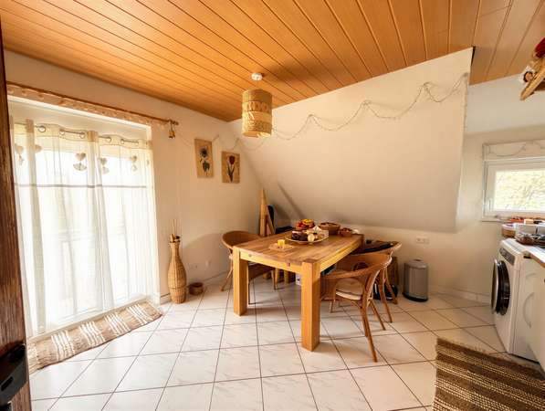 Helle Dachgeschosswohnung mit Wohnküche und Balkon mit Blick ins Grüne — Bild 5 von 13