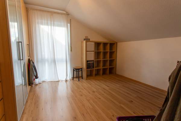 Familienfreundliches Einfamilienhaus auf 2 Ebenen mit großer Terrasse, Garten und Garage — Bild 15 von 18