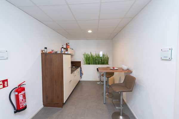 Attraktive Gewerbehalle mit Büroräumen und Stellplätzen — Bild 27 von 33