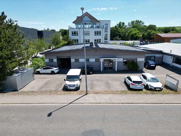 Attraktive Gewerbehalle mit Büroräumen und Stellplätzen — Bild 2 von 33