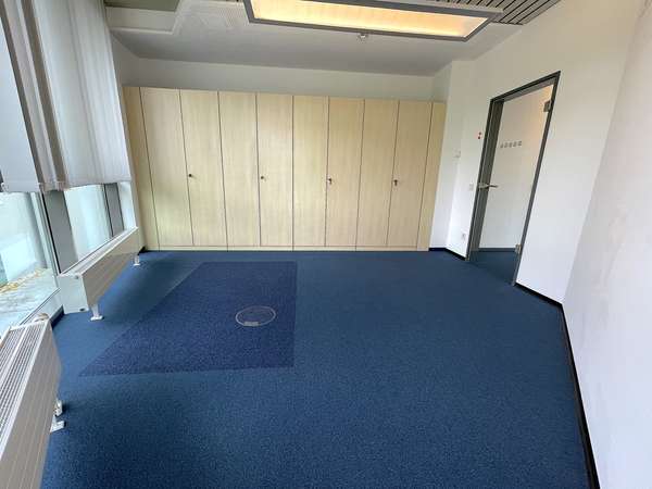Lichtdurchflutetes Büro mit Blick auf den Telco Kreisel in Idstein! — Bild 12 von 14