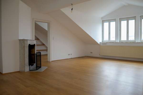 Einzigartige 3 ZKB Dachgeschosswohnung mit toller Aussicht — Bild 2 von 14