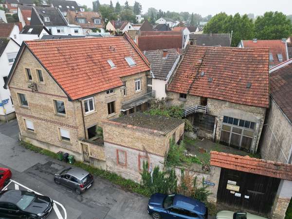 Sanierungsbedürftiges 1-3 Familienhaus mit Scheune & großem Innenhof — Bild 2 von 55