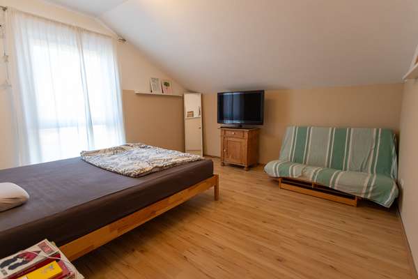 Familienfreundliches Einfamilienhaus auf 2 Ebenen mit großer Terrasse, Garten und Garage — Bild 12 von 18