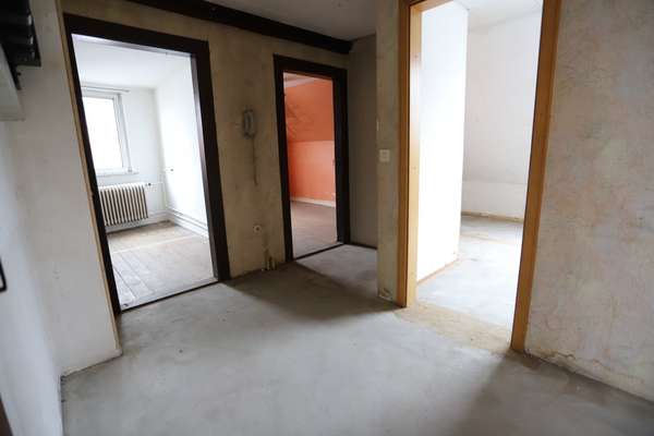 Sanierungsbedürftiges 1-3 Familienhaus mit Scheune & großem Innenhof — Bild 48 von 55