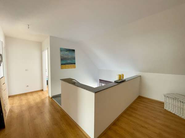 Familien aufgepasst! Großzügiges Einfamilienhaus mit toller Terrasse und Lagerfläche im Keller. — Bild 13 von 25