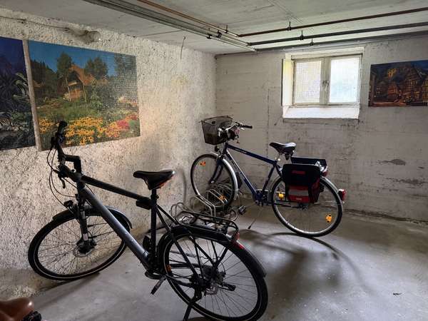 Helle Dachgeschosswohnung mit Wohnküche und Balkon mit Blick ins Grüne — Bild 13 von 13