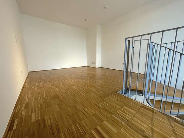 Loftfeeling auf zwei Ebenen – außergewöhnliche Maisonette mit großem Balkon — Bild 9 von 9