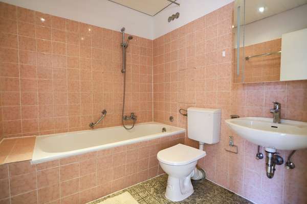 Bezugsfreie 1 Zimmer Wohnung mit traumhafter Dachterrasse — Bild 9 von 16