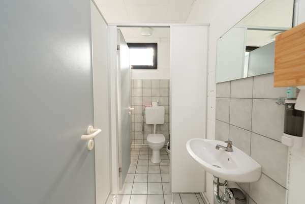 Attraktive Gewerbehalle mit Büroräumen und Stellplätzen — Bild 28 von 33