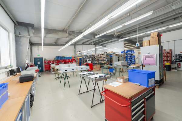 Attraktive Gewerbehalle mit Büroräumen und Stellplätzen — Bild 10 von 33