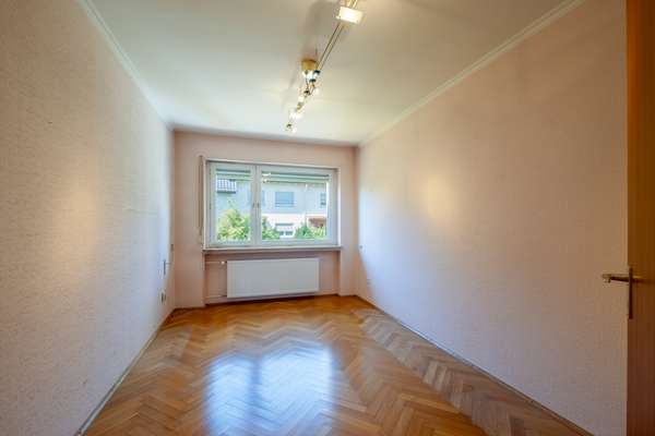 Raumwunder mit ausgebautem Dachgeschoss – Reihenmittelhaus mit Gestaltungspotential — Bild 19 von 32