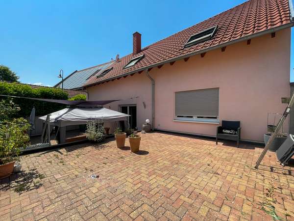 Familien aufgepasst! Großzügiges Einfamilienhaus mit toller Terrasse und Lagerfläche im Keller. — Bild 7 von 25